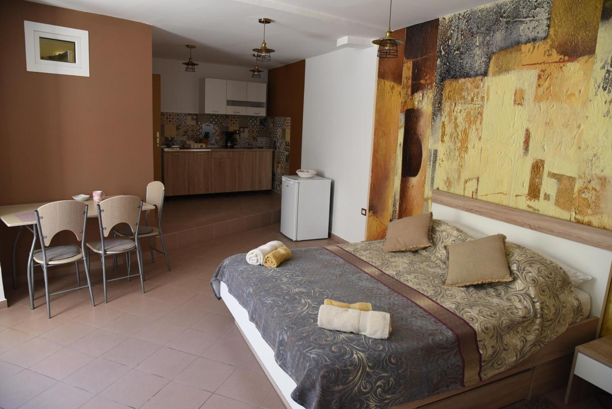 Central Apartments Circolo 罗维尼 外观 照片