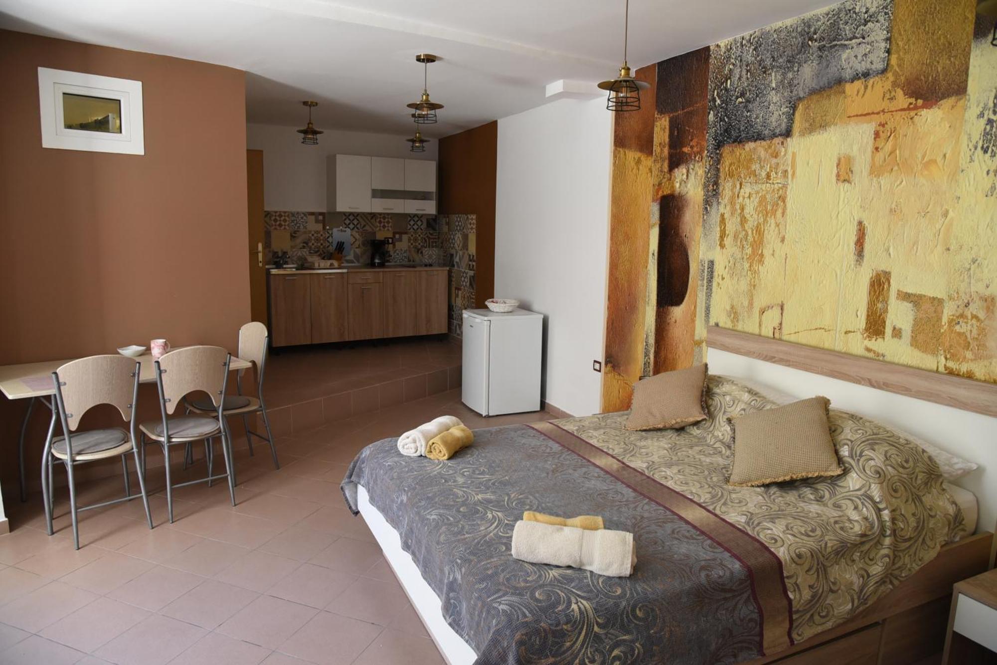 Central Apartments Circolo 罗维尼 外观 照片